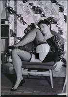 cca 1975 Lányok, asszonyok, akik mindent megmutatnak, 4 db szolidan erotikus akt fotó, korabeli vint...