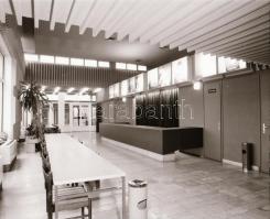 1982 Budapest, Olimpia mozi külső-belső felvételei, 10 db szabadon felhasználható vintage negatív, 6...