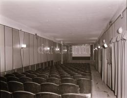 1973 Budapest, Akadémia mozi külső-belső felvételei, 4 db szabadon felhasználható vintage negatív, 6...