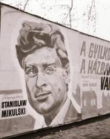 1971 Budapest, a Fővárosi Moziüzemi Vállalat hirdető oszlopai, plakáthelyei, kirakatai, ahol az új f...