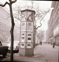 1971 Budapest, a Fővárosi Moziüzemi Vállalat hirdető oszlopai, plakáthelyei, kirakatai, ahol az új f...