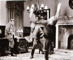 ,,Kelepce" című film állóképei, 25 db negatív, ezekről készültek a mozik előcsarnokában kiállít...