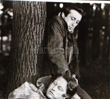 ,,Kelepce" című film állóképei, 25 db negatív, ezekről készültek a mozik előcsarnokában kiállít...