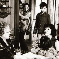 ,,Előttünk a világ" című film állóképei, 20 db negatív, ezekről készültek a mozik előcsarnokába...