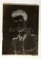 cca 1950 Lőcsei Árpád fényképész 13 db vintage üveglemez negatívja katonákról (portrék), 6x9 cm