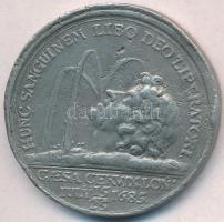 ~1688. James Scott, Monmouth hercegének lefejezésére kiadott emlékérem fém replikája (37mm) T:2-
~1...