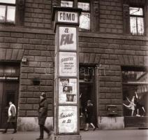 1969 Budapest, a Fővárosi Moziüzemi Vállalat hirdető oszlopai, plakáthelyei, kirakatai, ahol az új f...