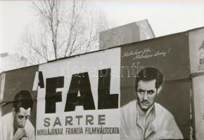 1969 Budapest, a Fővárosi Moziüzemi Vállalat hirdető oszlopai, plakáthelyei, kirakatai, ahol az új f...