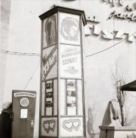 1969 Budapest, a Fővárosi Moziüzemi Vállalat hirdető oszlopai, plakáthelyei, kirakatai, ahol az új f...