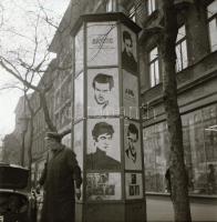 1969 Budapest, a Fővárosi Moziüzemi Vállalat hirdető oszlopai, plakáthelyei, kirakatai, ahol az új f...