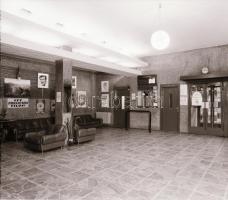 1982 Budapest, PALOTA mozi külső-belső felvételei, 8 db szabadon felhasználható vintage negatív, 6x7...