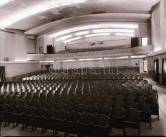 1982 Budapest, MADÁCH mozi külső-belső felvételei, 7 db szabadon felhasználható vintage negatív, 6x7...