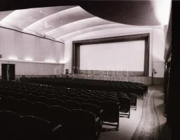 1982 Budapest, MADÁCH mozi külső-belső felvételei, 7 db szabadon felhasználható vintage negatív, 6x7...