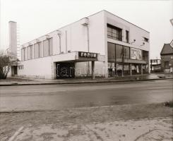 1982 Budapest, FÓRUM mozi külső-belső felvételei, 7 db szabadon felhasználható vintage negatív, 6x7 cm