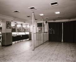 1982 Budapest, FÓRUM mozi külső-belső felvételei, 7 db szabadon felhasználható vintage negatív, 6x7 ...