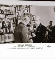 ,,Egy az ezerhez" című film állóképei, 22 db negatív, ezekről készültek a mozik előcsarnokában ...