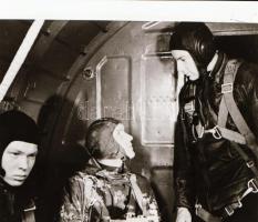 ,,Egy az ezerhez" című film állóképei, 22 db negatív, ezekről készültek a mozik előcsarnokában ...