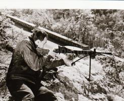 ,,Egy az ezerhez" című film állóképei, 22 db negatív, ezekről készültek a mozik előcsarnokában ...