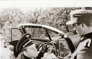 ,,Egy az ezerhez" című film állóképei, 22 db negatív, ezekről készültek a mozik előcsarnokában ...