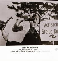 ,,Egy az ezerhez" című film állóképei, 22 db negatív, ezekről készültek a mozik előcsarnokában ...