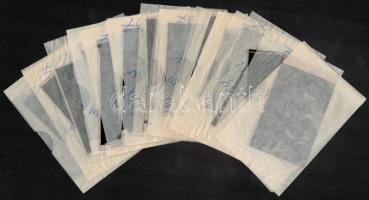 ,,Egy az ezerhez" című film állóképei, 22 db negatív, ezekről készültek a mozik előcsarnokában ...