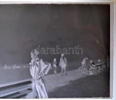 cca 1932 Balatoni hajók, fürdőzők, 25 db vintage üveglemez és film negatív, Merényi Andor (?-1940) f...