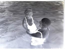 cca 1932 Balatoni hajók, fürdőzők, 25 db vintage üveglemez és film negatív, Merényi Andor (?-1940) f...