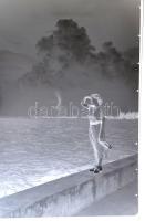 cca 1932 Balatoni hajók, fürdőzők, 25 db vintage üveglemez és film negatív, Merényi Andor (?-1940) f...