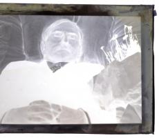 cca 1930 Halott ember az ágyában, a ravatalon, 8 db vintage üveglemez negatív Lőcsei Árpád (?-?) kec...