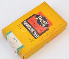 cca 1947 Fekete György (1904-1990) budapesti fényképész specialitása a mozikban nagyfilmek előtt vet...