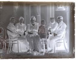 cca 1940 Kiskunfélegyháza, MARIKA fotóműteremben készült 21 db vintage üveglemez negatív, az egyik l...