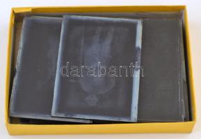 cca 1940 Kiskunfélegyháza, MARIKA fotóműteremben készült 21 db vintage üveglemez negatív, az egyik l...