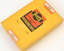 cca 1940 Kiskunfélegyháza, MARIKA fotóműteremben készült 21 db vintage üveglemez negatív, az egyik l...