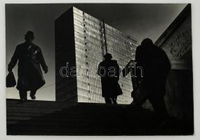 cca 1978 Végh Elek: Munkábamenők, feliratozott vintage fotóművészeti alkotás, kasírozva, 41,5x59 cm