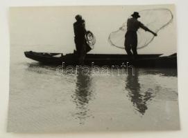 1938 Dr. Amberg Ernő: Halászok, feliratozott vintage fotóművészeti alkotás, kiállítási emlékjeggyel ellátott, 26x34 cm