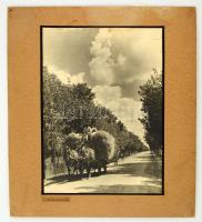 cca 1933 Thöresz Dezső (1902-1963): Szénás szekér, feliratozott vintage fotóművészeti alkotás, 39x29 cm, karton 50x46 cm