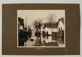 cca 1930: Lengyel: Árvíz, aláírt vintage fotóművészeti alkotás, 22x29 cm, karton 32x50 cm
