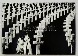 1976 Tatár Tibor: Amerikai temető, feliratozott vintage fotóművészeti alkotás, farost lemezre kasírozva, 44x59 cm