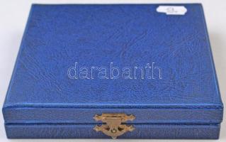 Belgium 1930. "Vívó Európa-bajnokság Liege" jelzett Ag emlékérem, eredeti dobozában. Szign...