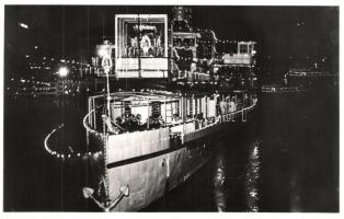 1938 Budapest, XXXIV. Nemzetközi Eucharisztikus Kongresszus, feldíszített kivilágított hajó a Dunán