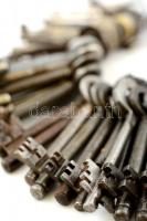 Kulcsok, összesen:83 db