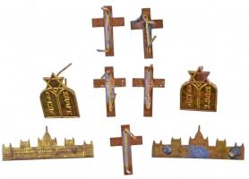 17db-os vegyes, magyar és külföldi jelvény és katonai gallérjelvény, közte Vöröskeresztes jelvény és...