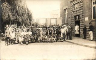 1928 Budapest X. Hangya Ceglédi úti raktárai, cserkészek csoportképe a Raktárfőnökség előtt, photo