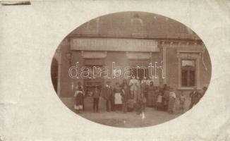 1919 Szigetszentmiklós, Fogyasztási szövetkezet, csoportkép az üzlet előtt, photo (fa)