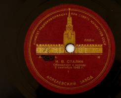 1945 Sztálin hangja, 1945 szeptember 2-án elmondott  beszéde két hanglemezen. A papírtok megviselt. ...