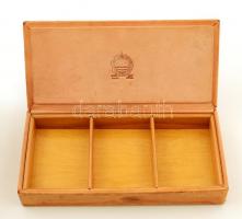 Pest-Budát ábrázoló, bőr borítású, fa betétes dobozka, kopásnyomokkal, 22x10x4 cm