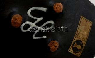 Gorka Lívia (1925-2011): Fekete csíkos kis tálka, festett, mázas kerámia, jelzett, nagyon apró máz h...