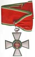1939. Magyar Érdemrend középkeresztje hadiszalagon zománcozott kitüntetés, nem eredeti mellszalaggal, a rátéten kis hiány(?), modern tokban (54mm) T:2 hátoldalon kis ragasztónyom, reszelésnyom? a medalion alján / Hungary 1939. Hungarian Order of Merit, Commanders Cross on a war ribbon enamelled decoration, with not original ribbon, small piece missing(?), in modern case (54mm) C:XF small gluemark on backside, probe mark? at the lower part of the medallion