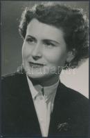 Hollós Ilona(1920-1998) énekesnő aláírása az őt ábrázoló fotó hátoldalán