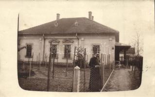 1914 Arad, Paplak dohányzó pappal a kertben / rectory with smoking priest in the garden, photo